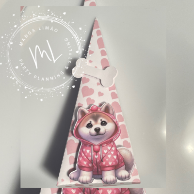 Embalagem de festa triangular cor-de-rosa com cão vestido e osso branco