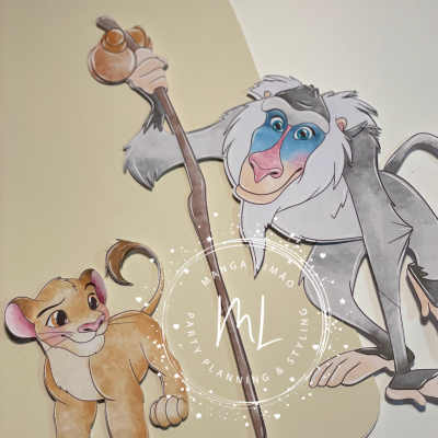 Desenho colorido de um leão e um mandril sobre fundo bege e branco com selo branco circular.