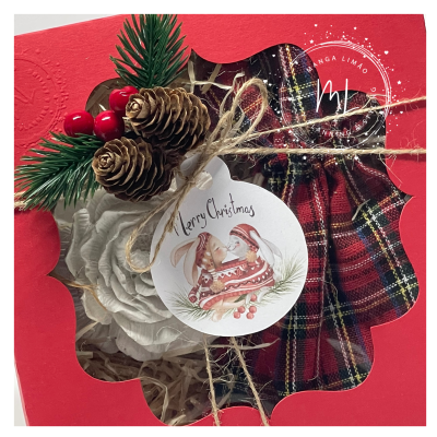 Flor de Peónia em Gesso Perfumado com Saco Xadrez – Edição Especial de Natal