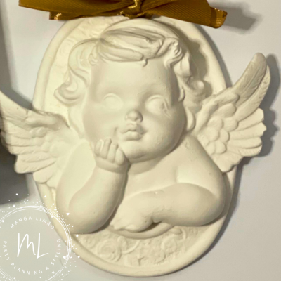 Ornamento decorativo branco em forma de anjo com asas e fita dourada