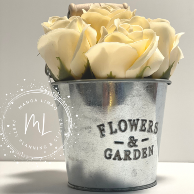 Balde metálico com 6 rosas de Sabão