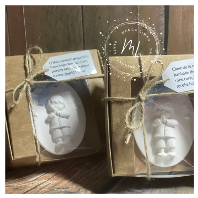 Medalha menina a rezar