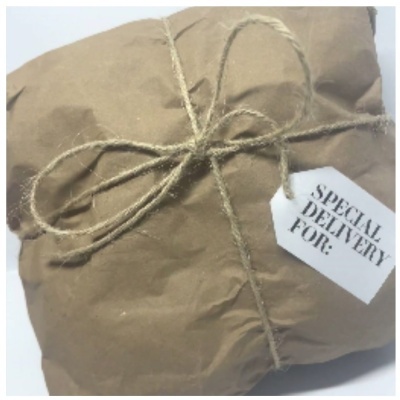 Embalagem de presente em papel castanho com corda e etiqueta branca com texto