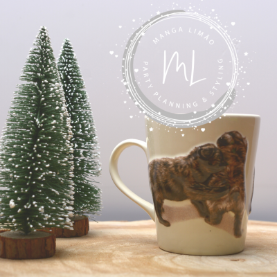 Caneca de cerâmica creme com imagem de cães pug e duas árvores de Natal decorativas