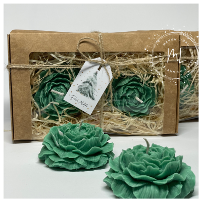 Caixa de 2 Velas Verdes em Forma de Peónia com Tag de Natal | Aroma a Canela | Presente de Natal Exclusivo