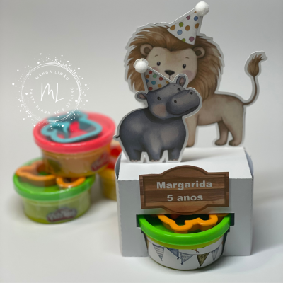 Lembrancinha com suporte branco, recorte de leão e hipopótamo com chapéu, e potes coloridos de massa de modelar