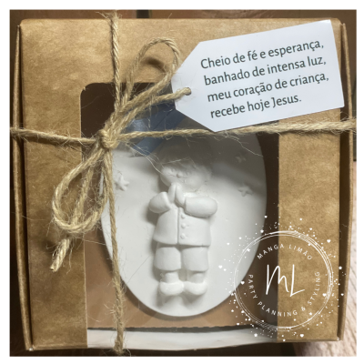 Medalha menina a rezar