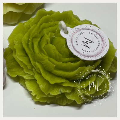 Flor decorativa verde com etiqueta redonda branca 'MANGA LIMÃO PARTY PLANNING & STYLING'