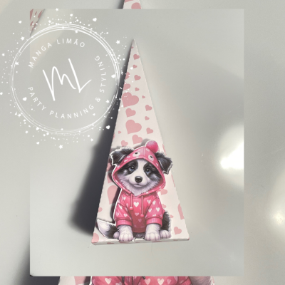 Caixa de presente triangular com guaxinim decorativo e padrão de corações