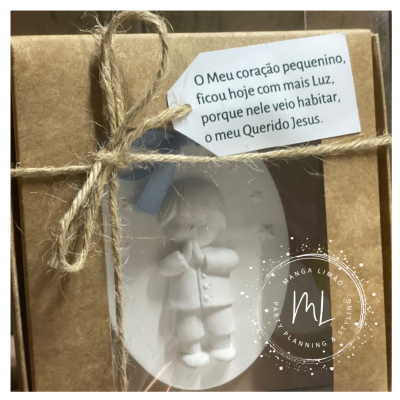 Medalha menina a rezar