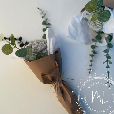 Bouquet artificial em papel castanho com folhas verdes e flor cinzenta