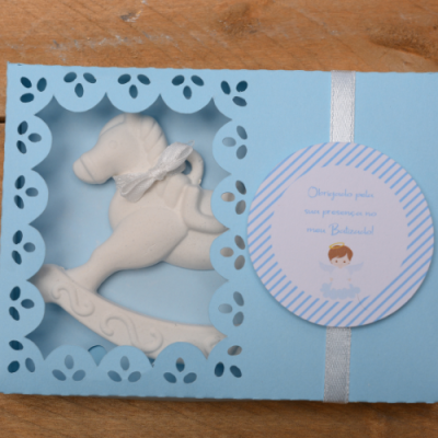Caixa azul decorativa com cavalo de balanço branco e etiqueta de agradecimento para batizado