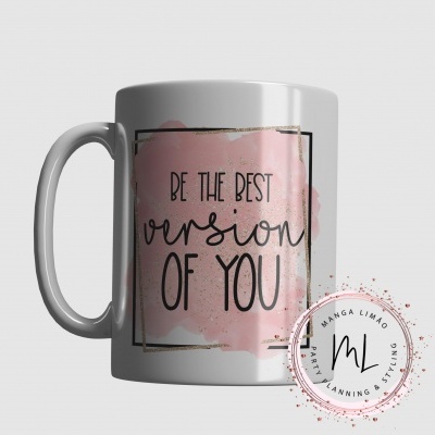 Caneca branca com texto motivacional e padrão rosa e dourado