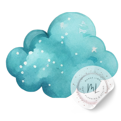 Almofada azul formato nuvem com estrelas e etiqueta MANGA LIMA