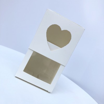 Caixa com janela em forma de coração