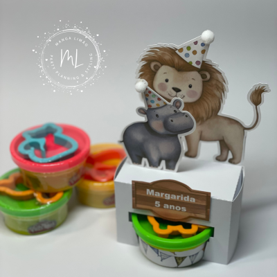 Conjunto de massa para modelar com decoração de festa e recortes de papel de animais