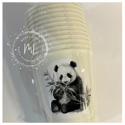 Copos brancos descartáveis com imagem de panda em etiqueta redonda