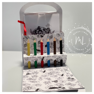 Mala lápis de cor e livro para pintar