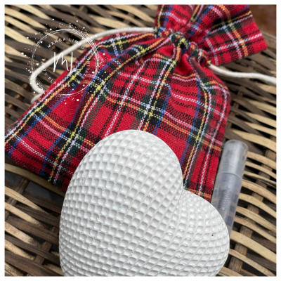 Saco em Xadrez com Coração em Gesso Cerâmico: Elegância e Fragância para o seu Espaço