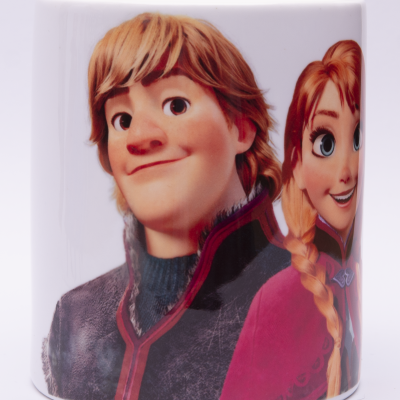 Caneca branca com personagens animados em cores