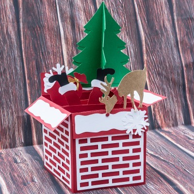 Caixa decorativa de Natal em forma de chaminé com renas e árvore de papel