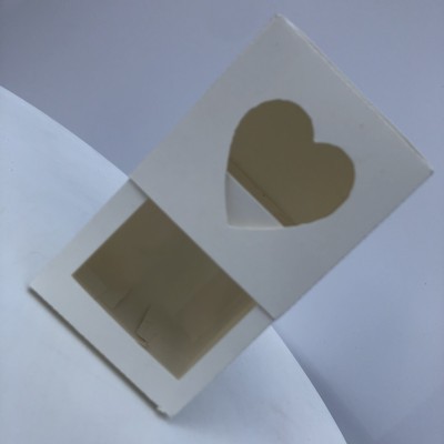 Caixa com janela em forma de coração