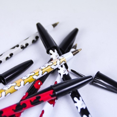 Esferográficas coloridas com padrão de silhuetas de Mickey Mouse