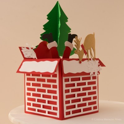 Caixa decorativa e figuras de papel de Natal com árvore verde e veado