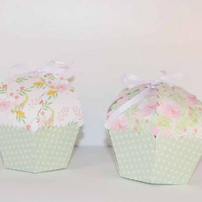 Embalagens de papel para presente em forma de cupcake com padrão floral e base verde bolinhas