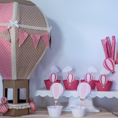 Decoração festa infantil com balões ar quente em papel e tecido rosa e castanho, cupcakes decorados e palitos de doces vermelhos e brancos
