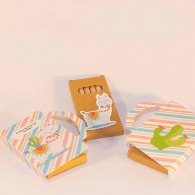 Três caixas pequenas de cartão com desenhos de lhama e cacto e batons visíveis numa caixa aberta