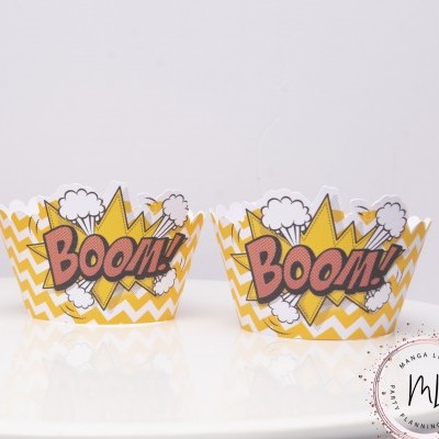 Formas para cupcake amarelas e brancas com a palavra BOOM em estilo cartoon