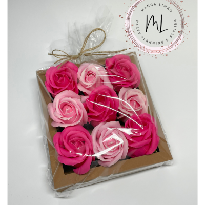 Conjunto de nove rosas artificiais em caixa de cartão com película transparente e laço de corda
