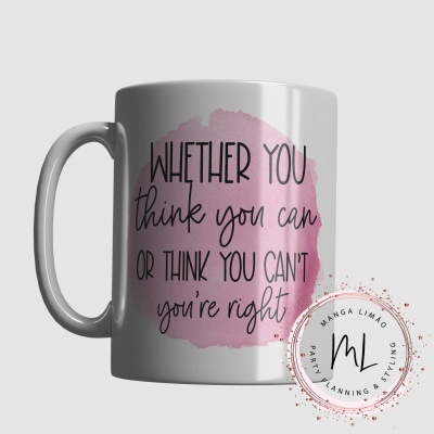 Caneca branca com texto motivacional e fundo rosa irregular