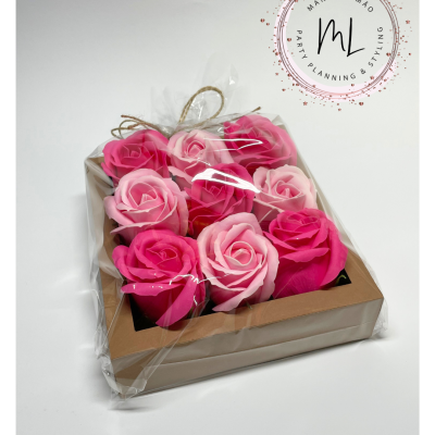 Conjunto de nove rosas decorativas em caixa de cartão com embalagem plástica