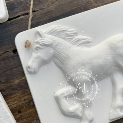 Placa com Cavalo em Gesso Perfumado