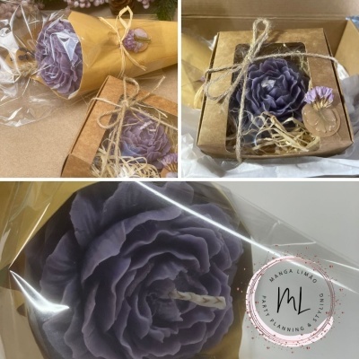 Velas florais lilás em embalagem de presente com selo de marca MANGA LIMÃO