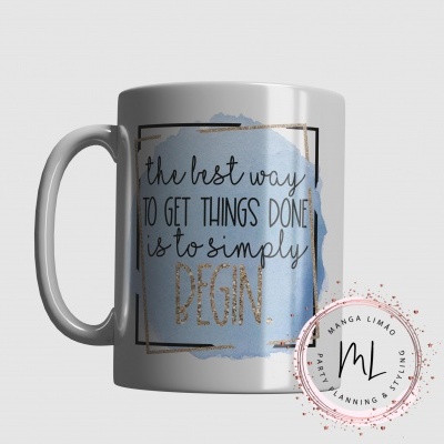 Caneca branca com texto motivacional em tons azul e dourado