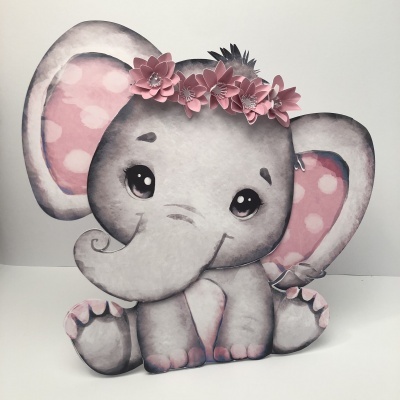 Figura decorativa de elefante cinzento com detalhes rosa e coroa de flores