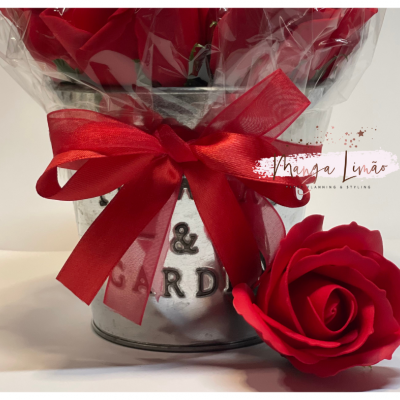 Balde metálico com 6 rosas de Sabão