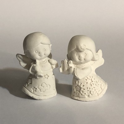 Figuras decorativas de anjos brancos em cerâmica com detalhes em relevo.