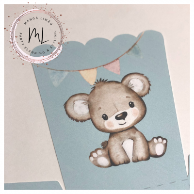 Cartão azul claro com ursinho desenhado e bandeirolas coloridas