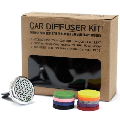 Kit difusor para carro com difusor metálico prateado e almofadas coloridas de feltro em caixa de cartão