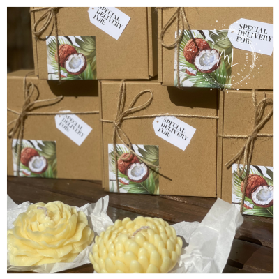 Caixas de cartões rústicas com etiquetas 'SPECIAL DELIVERY FOR' e velas florais amarelas