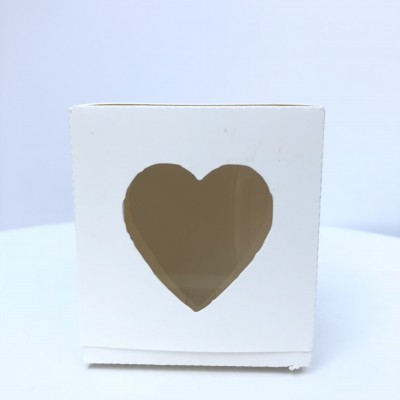 Caixa com janela em forma de coração