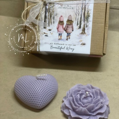 Pack de 2 Velas Aromáticas de Talco – Coração e Flor Lilás