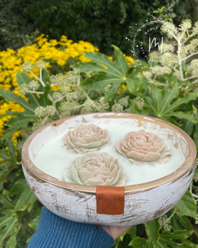Taça Artesanal em Gesso Cerâmico com Vela Aromática e Flores em Cera