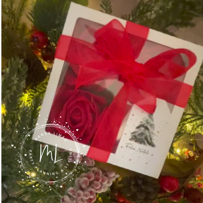Caixa com 4 botões de rosas de sabão Vermelhas Caixa com 4 botões de rosas de sabão Vermelhas