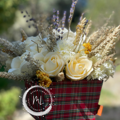 Arranjo de Flores de Sabão com flores secas naturais