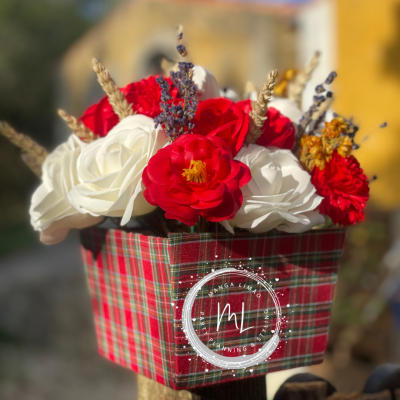 Arranjo de Flores de Sabão com Flores Secas Naturais – Cesto com Tecido de Xadrez Arranjo de Flores de Sabão com Flores Secas Naturais – Cesto com Tecido de Xadrez